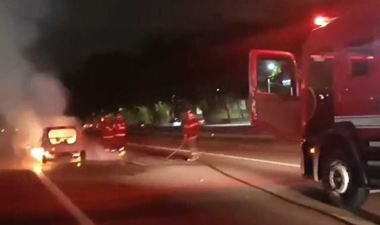 VÍDEO: Carro pega fogo na Dutra em São José