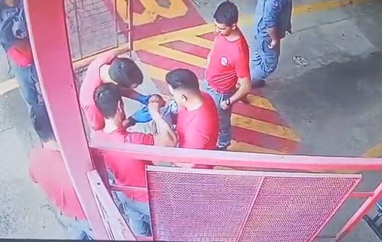VÍDEO: Bombeiros salvam bebê engasgado em quartel de Taubaté