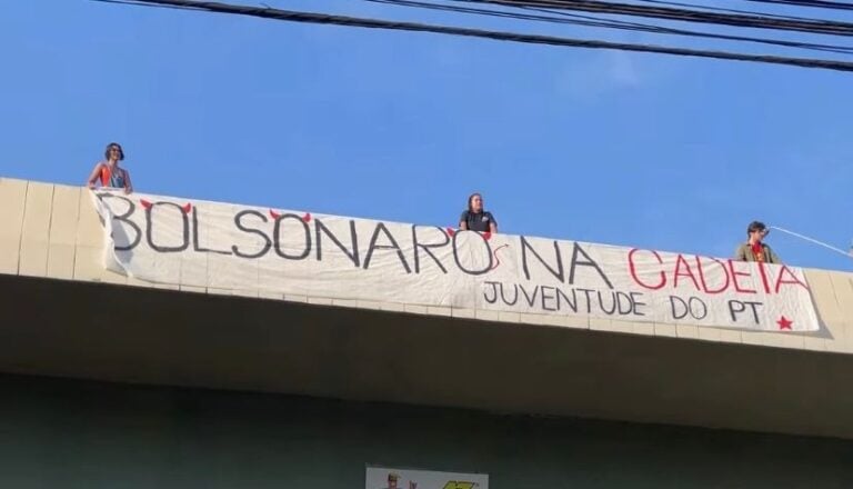 Viaduto Ayrton Senna amanhece com faixa pela prisão de Bolsonaro