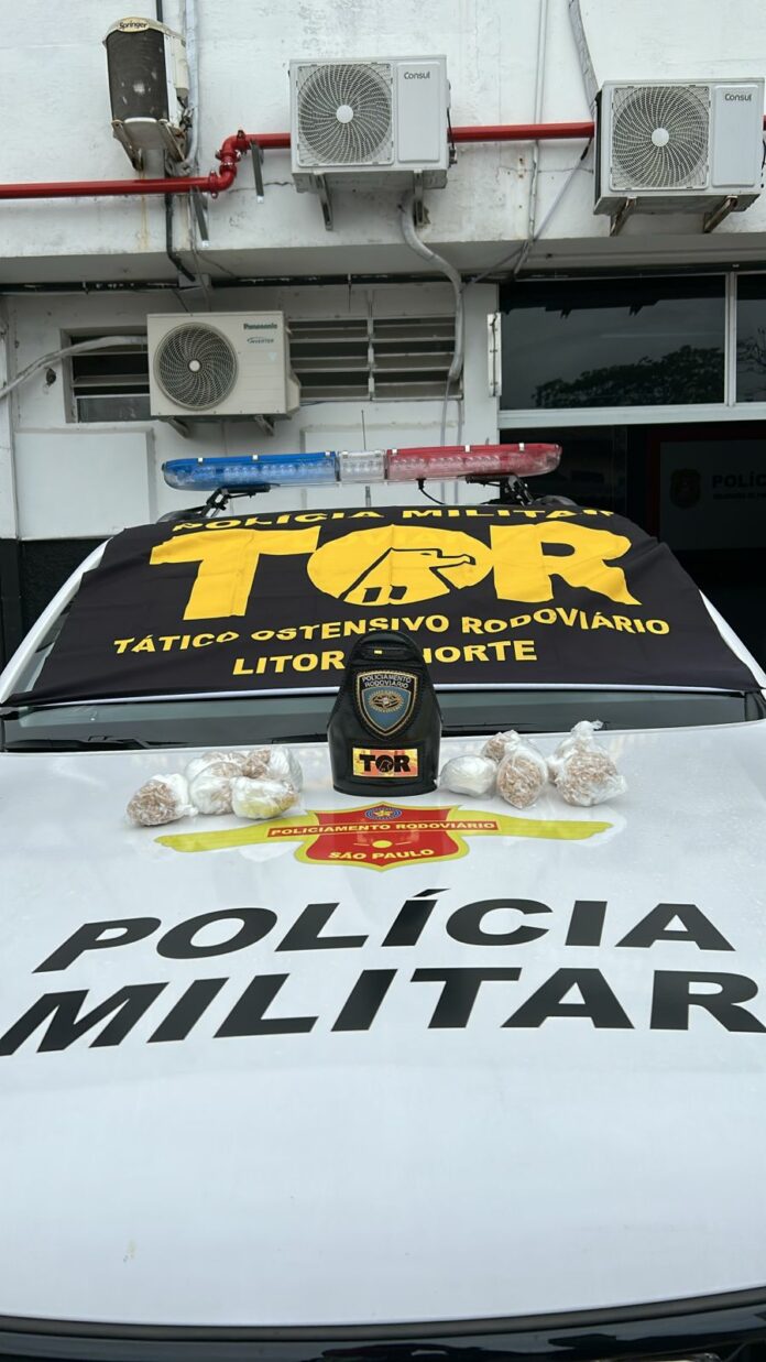Mulher é presa com meio quilo de crack em carro de aplicativo na Rodovia Tamoios Mulher é presa com meio quilo de crack em carro de aplicativo na Rodovia Tamoios