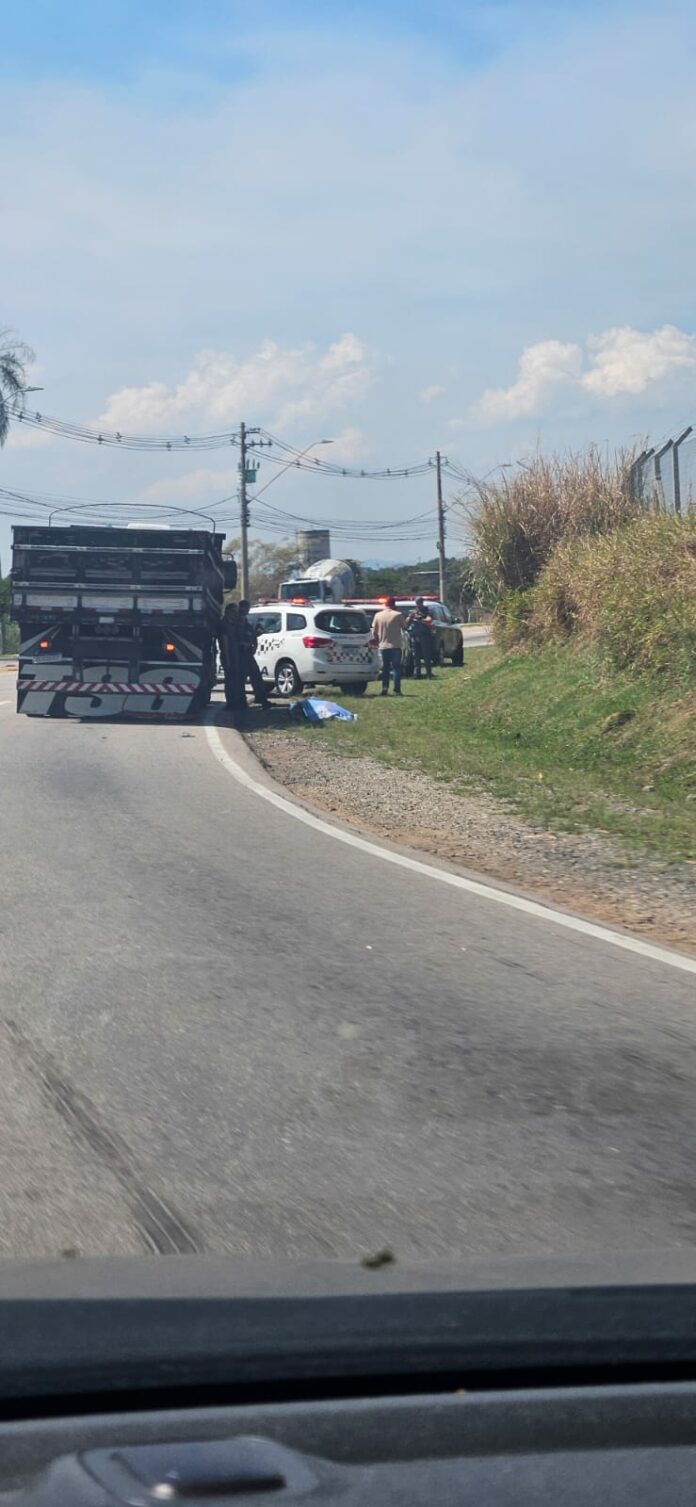 Mulher morre após ser atropelada por caminhão em São José dos Campos Mulher morre após ser atropelada por caminhão em São José dos Campos