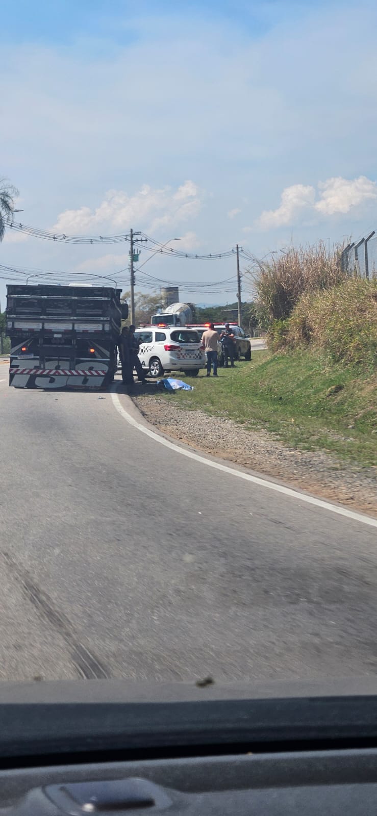 Mulher morre após ser atropelada por caminhão em São José dos Campos