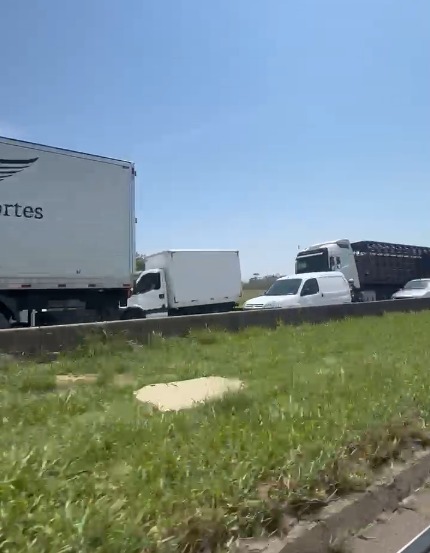 Engavetamento com cinco veículos deixa feridos e bloqueia trânsito na Dutra em São José