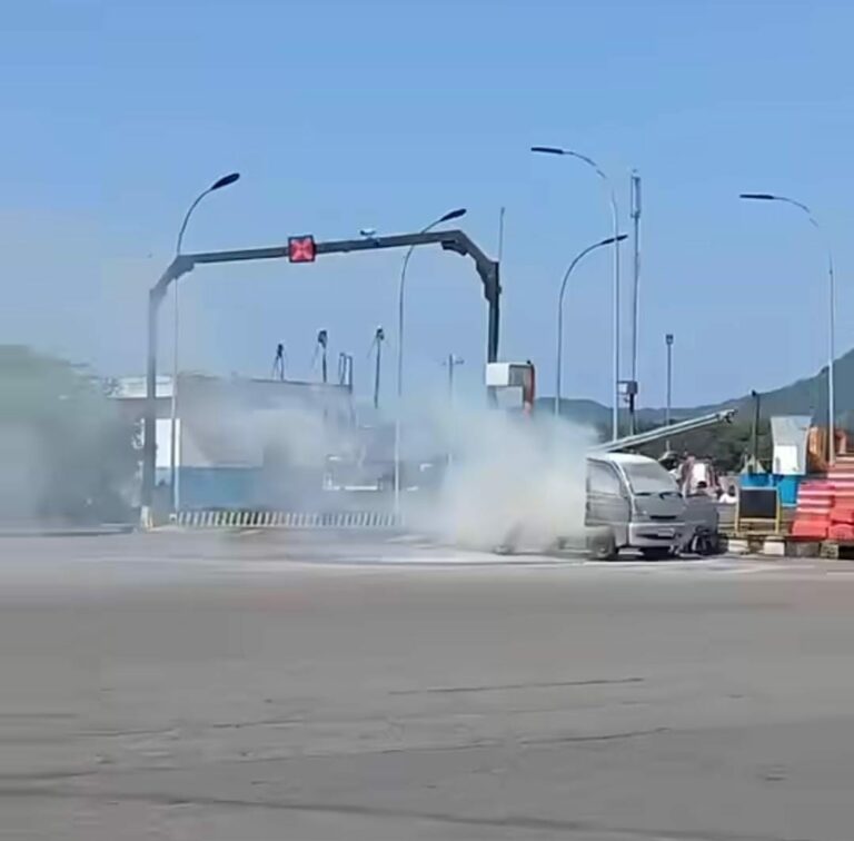 Caminhonete pega fogo na balsa Santos-Guarujá
