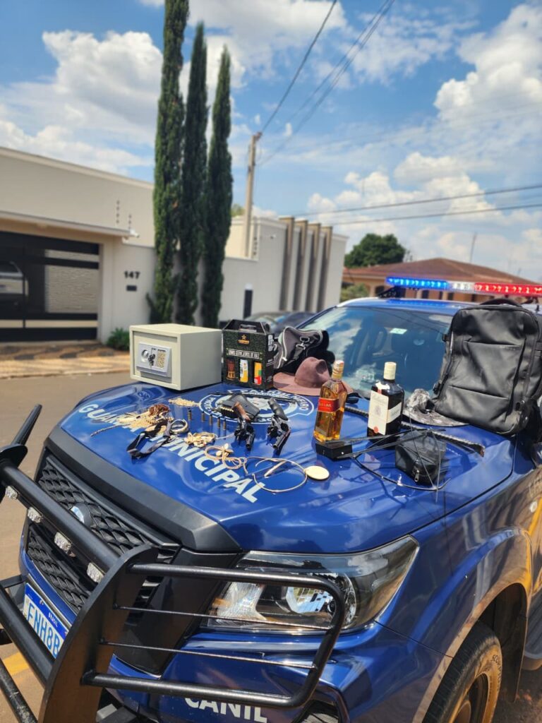 Criminosos invadem casa, furtam joias, fazem refém e são presos após fuga para matagal