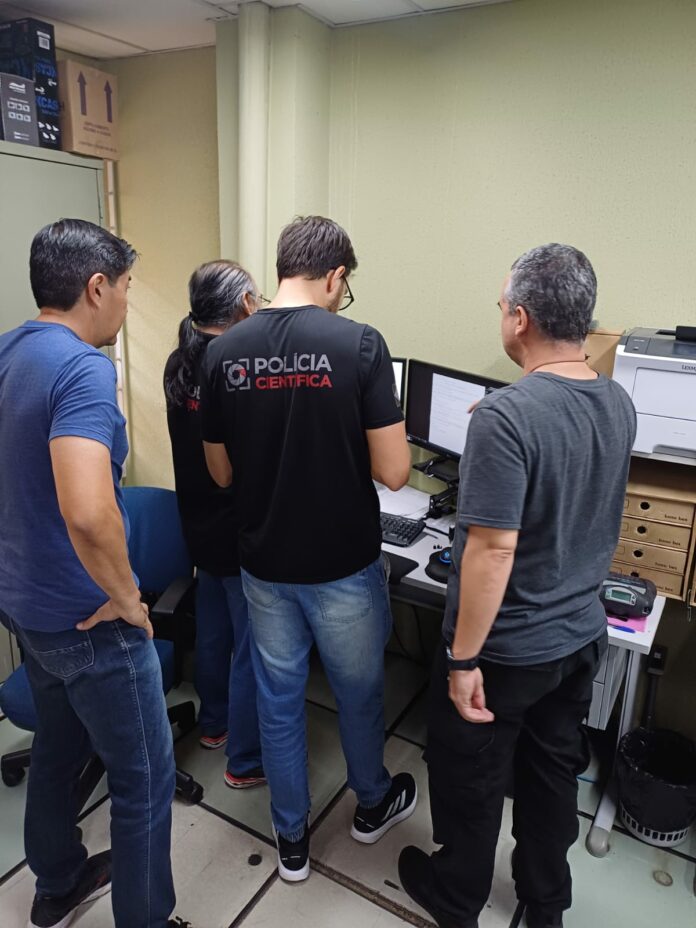 Policiais científicos e funcionários da Empro Imagens: Ademir Terradas/Pref. Rio Preto