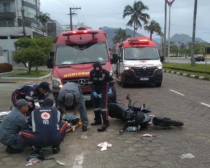 Motociclista embriagado é socorrido após cair e bater a cabeça em avenida de Caraguatatuba