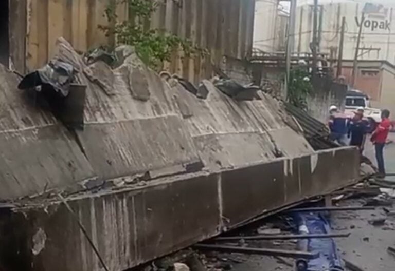 Muro de empresa cai em cima de trailer e fere duas pessoas em Santos