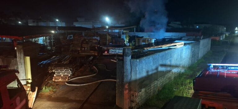 Bombeiros controlam incêndio em caminhão estacionado em comércio de Caraguatatuba