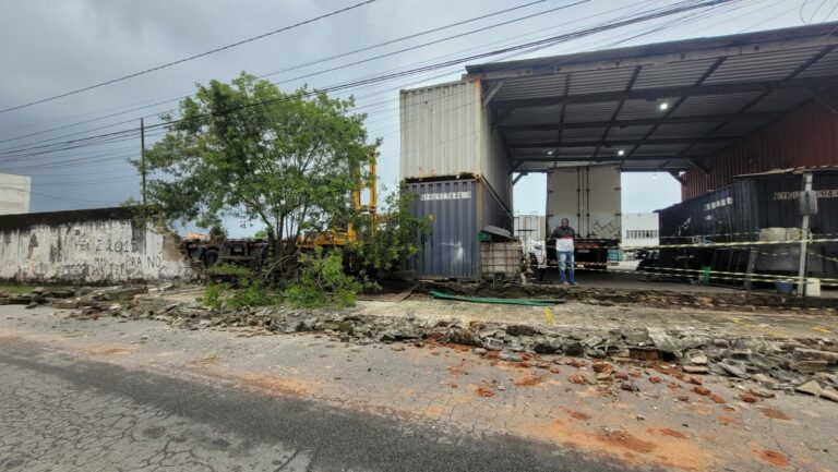 Ventania derruba parte de muro de empresa em São Vicente; local foi isolado