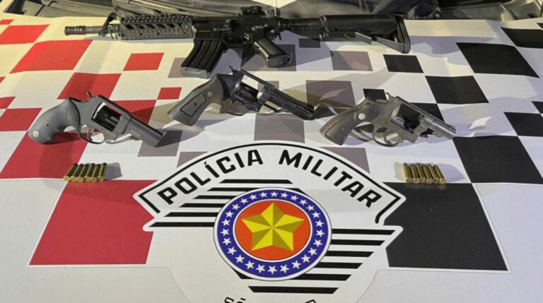 Dupla é presa com três revólveres em posto de combustíveis na Dutra, em Roseira