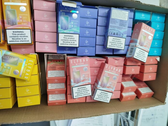 Homem é preso com quase 400 cigarros eletrônicos em tabacaria de São José