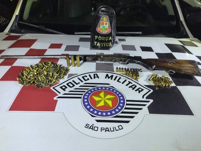 Homem é preso com espingarda e mais de 300 munições em Lorena Homem é preso com espingarda e mais de 300 munições em Lorena