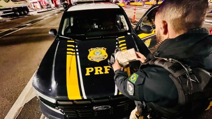 PRF apreende cocaína na Dutra e prende dois homens em Jacareí