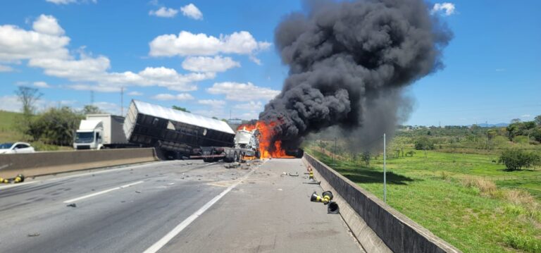 VÍDEO: Caminhão pega fogo após acidente e interdita a Dutra em Pindamonhangaba