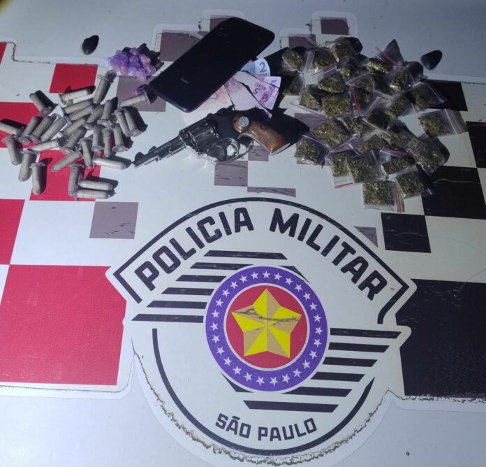 Suspeito fugiu correndo de uma adega com uma sacola nas mãos, mas foi detido