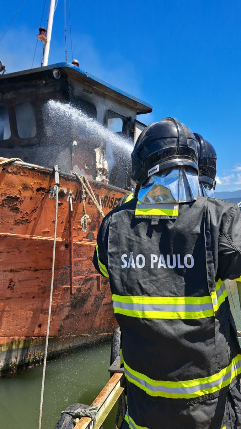 Embarcação que estava em reforma pega fogo em estaleiro no Guarujá; VÍDEO