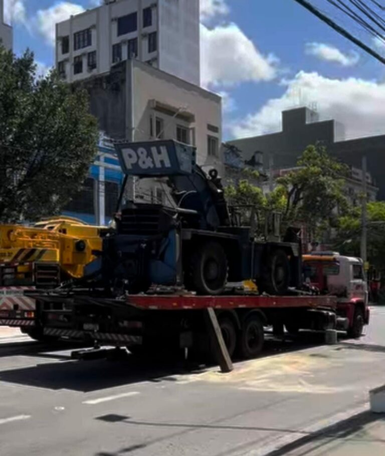 Caminhão-guincho quebra e afeta trânsito no centro de Santos