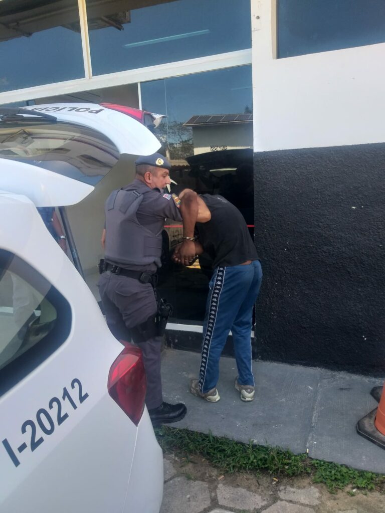 Homem é preso após furtar motorista de ônibus em Caraguatatuba
