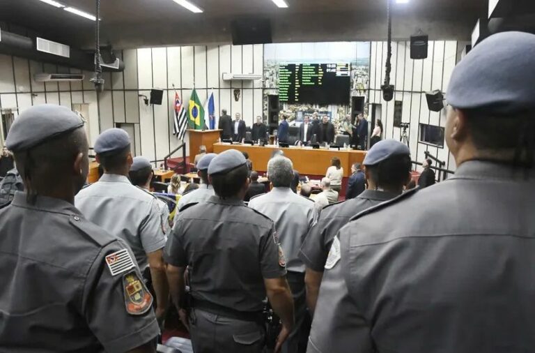 Câmara adia votação de Projeto que propõe a entrada gratuita de PMs em cinemas, shows e eventos esportivos