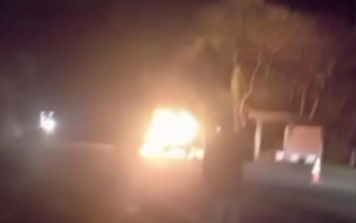 Carro pega fogo na SP-50, em Monteiro Lobato