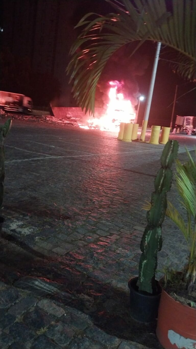 Caminhão pega fogo na Dutra em Aparecida