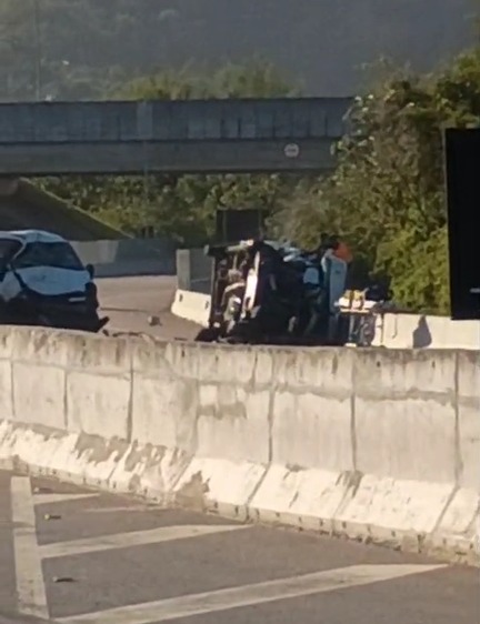 Van que presta serviços à Prefeitura de São Sebastião se envolve em acidente na Tamoios