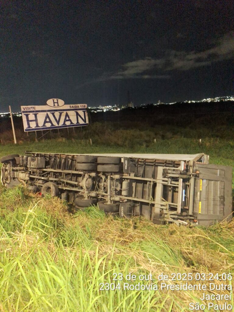 Caminhão carregado com caixas de madeiras tomba na Dutra em Jacareí