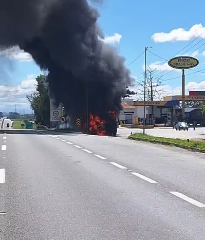 VÍDEO: Caminhão de tintas pega fogo na Dutra em Lorena