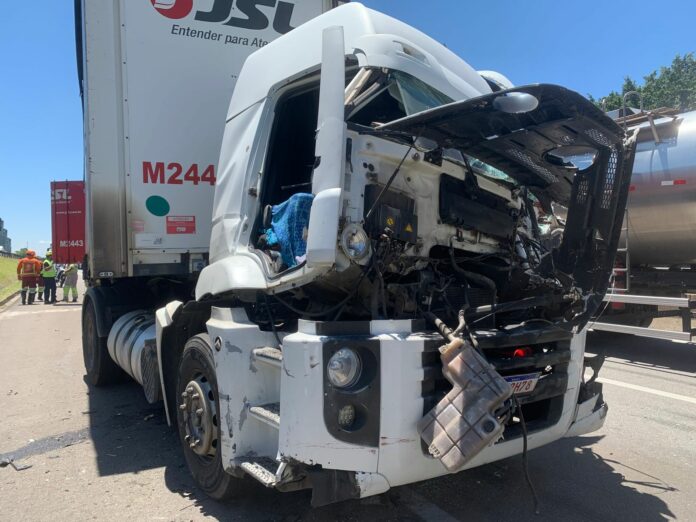 Acidente entre duas carretas deixa uma pessoa ferida e causa lentidão na Dutra, em São José