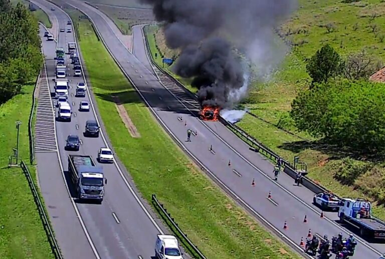 VÍDEO: Incêndio em veículo causa interdição total em pista no anel viário Magalhães Teixeira