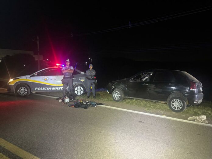Perseguição policial termina com carro capotado e fuga de três homens em Indaiatuba