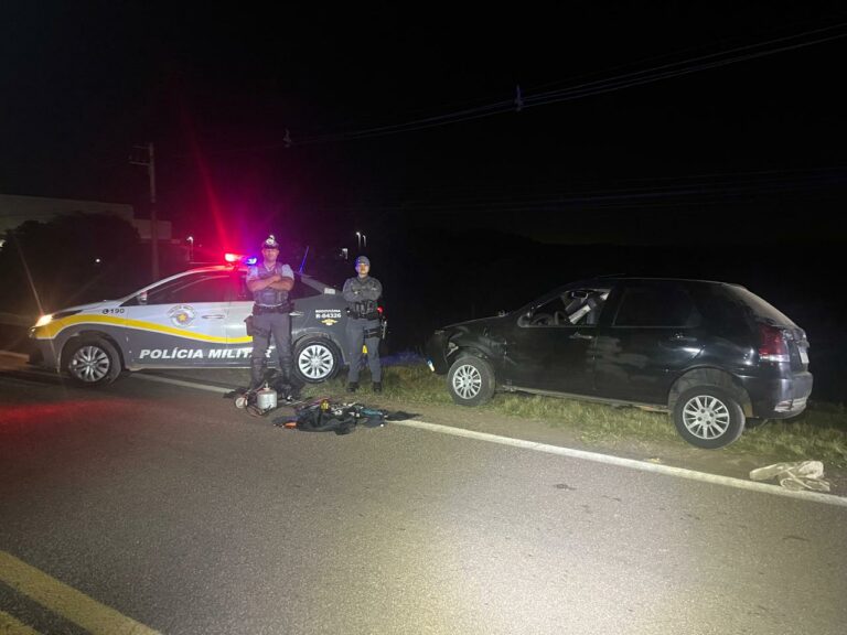 Perseguição policial termina com carro capotado e fuga de três homens em Indaiatuba