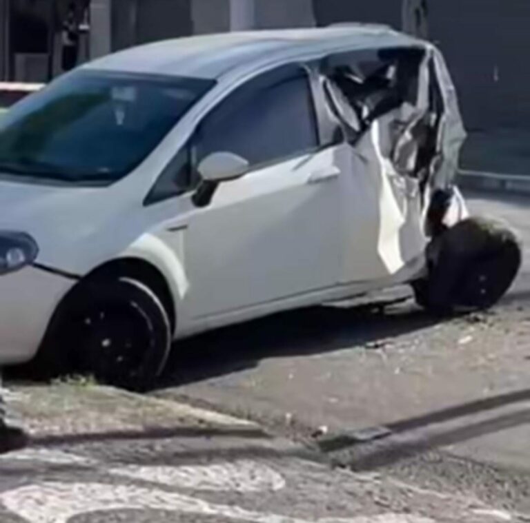 Ônibus municipal e carro se envolvem em acidente na cidade de Santos; via foi bloqueada