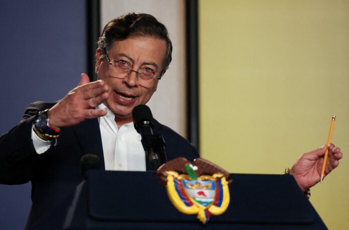 O presidente colombiano Gustavo Petro fala durante uma coletiva de imprensa em meio a uma disputa em andamento com seu homólogo americano Donald Trump sobre ataques dos EUA a barcos no Caribe e tarifas, na Casa de Nariño em Bogotá, Colômbia, 23 de outubro de 2025. REUTERS/Luisa Gonzalez/Foto de arquivo
