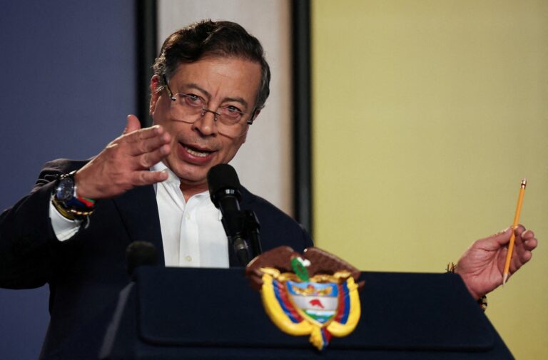 O presidente colombiano Gustavo Petro fala durante uma coletiva de imprensa em meio a uma disputa em andamento com seu homólogo americano Donald Trump sobre ataques dos EUA a barcos no Caribe e tarifas, na Casa de Nariño em Bogotá, Colômbia, 23 de outubro de 2025. REUTERS/Luisa Gonzalez/Foto de arquivo