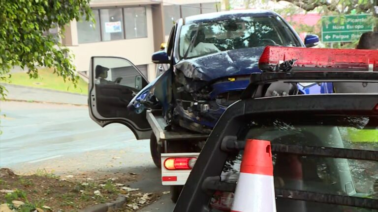 Carro bate em poste e interdita Avenida Ângelo Simões no Centro de Campinas