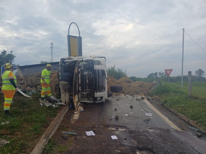 Carreta carregada com abacaxi tomba na Dutra em Taubaté