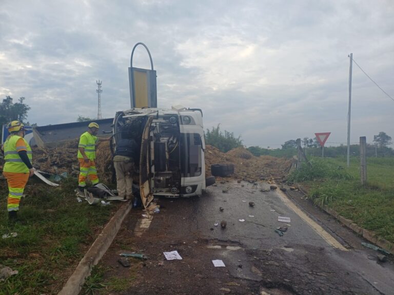 Carreta carregada com abacaxi tomba na Dutra em Taubaté