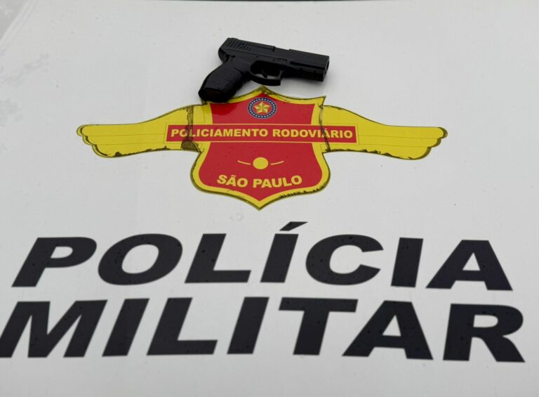 Menor finge vender água na Rodovia dos Imigrantes e é detido com arma falsa