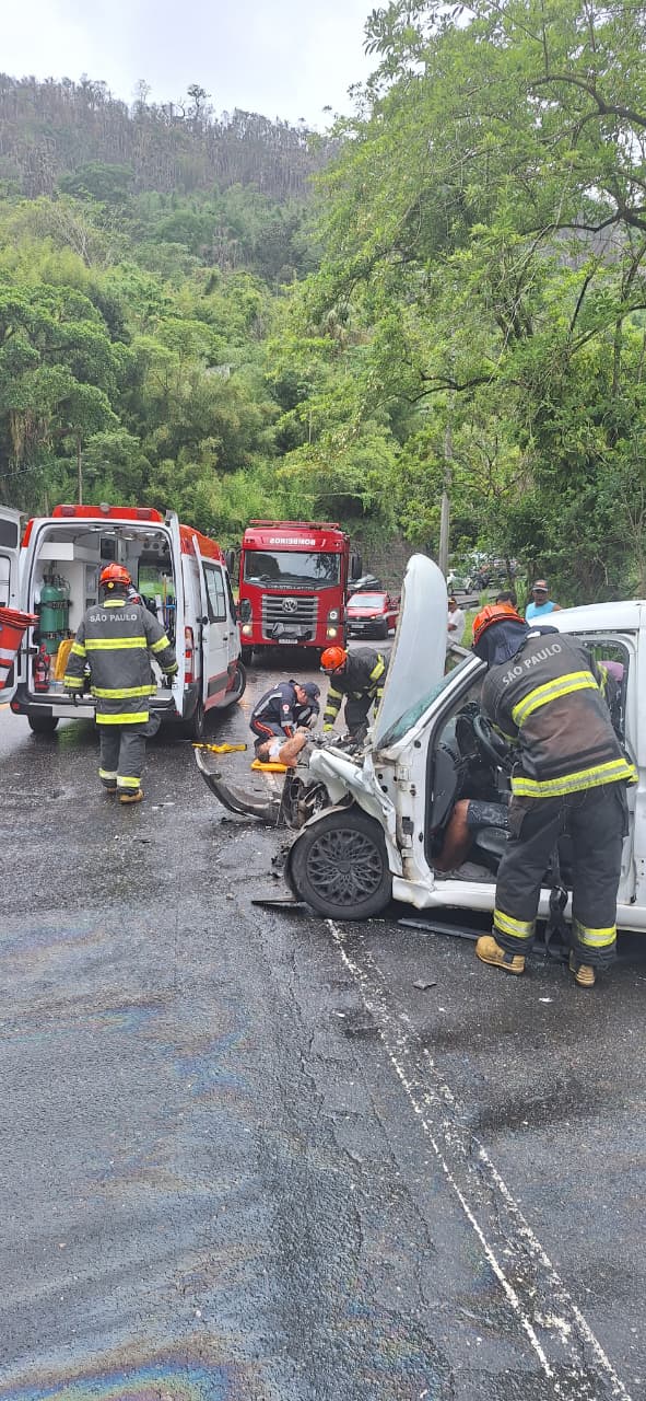 Bombeiros resgatam três vítimas presas às ferragens após colisão frontal em Caraguatatuba