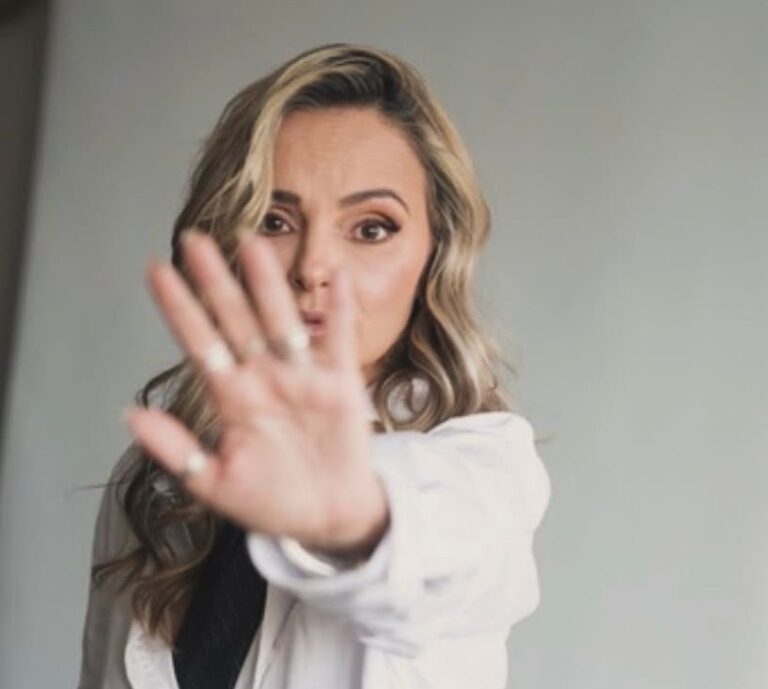 Presidente da Câmara exige demissão de ‘Esquerdogata’, professora afastada da rede municipal