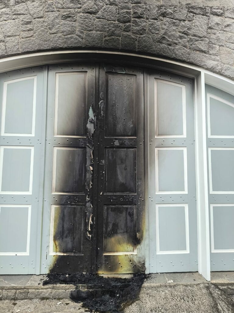 Homem é preso suspeito de atear fogo em igreja no Centro de Ubatuba