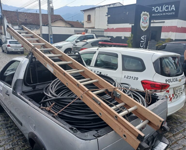 Dois são presos com cerca de R$ 28 mil em cabos de telefonia furtados em Piquete