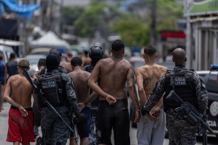 Prisões em operação no Rio de Janeiro Grupo de presos durante operação policial na Vila Cruzeiro, no Complexo de favelas da Penha. Barricadas foram feitas por traficantes para tentar impedir o acesso da polícia. Houve troca de tiros. Há polícias e bandidos feridos e mortos. | Foto: Eduardo Anizelli/Folhapress