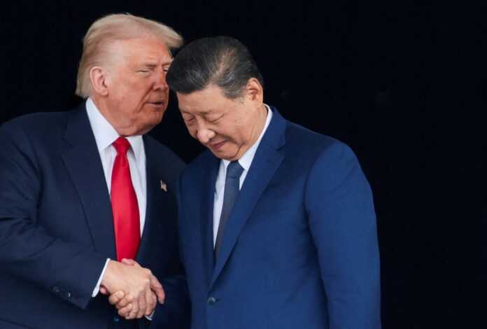 Trump e Xi Jinping O presidente dos EUA, Donald Trump, e o presidente chinês, Xi Jinping, conversam ao saírem do Aeroporto Internacional de Gimhae após uma reunião bilateral, à margem da cúpula da Cooperação Econômica Ásia-Pacífico (APEC), em Busan, Coreia do Sul, em 30 de outubro de 2025. | Foto: REUTERS/Evelyn Hockstein