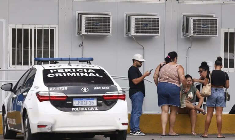 Famílias em frente ao IML | Foto: Tânia Rêgo/Agência Brasil