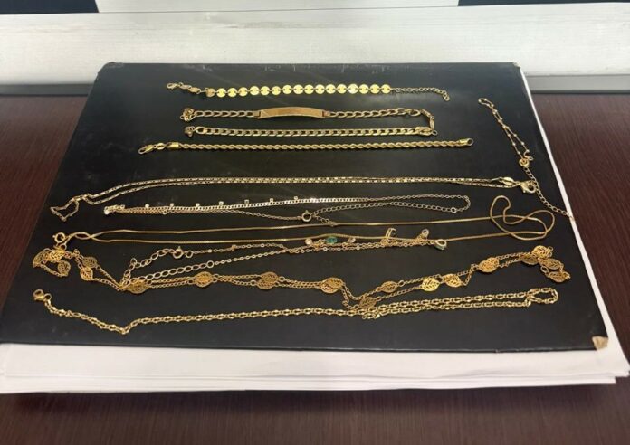 Polícia prende diarista por furtar joias de residência em condomínio