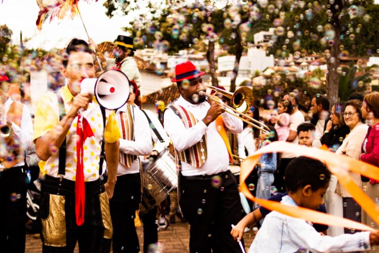 Araçatuba recebe neste sábado cortejo cênico e musical com a Banda Kombi de Palhaços