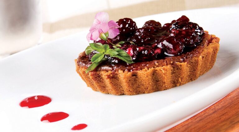 Confira como preparar uma receita saborosa e leve de Torta de Amoras